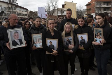Barátok és hozzátartozók a tragédiában életüket vesztettek fényképeivel Kocsani központjában, ahol tegnap tiltakozó megmozdulás is volt a történtek miatt (Fotó: AP via Beta)