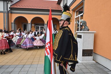 Ünnepség a Petőfi-mellszobornál (Ótos András)