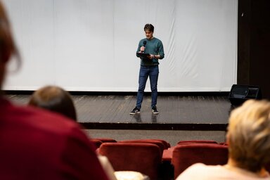 A legutóbbi vetítésen Nagyidei Márk köszöntötte a nézőket (Firic Mozi)