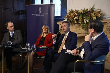 Káel Csaba kormánybiztos, Schmidt Mária történész, Hankó Balázs miniszter és Szabó László kommunikációs szakember (MTI)