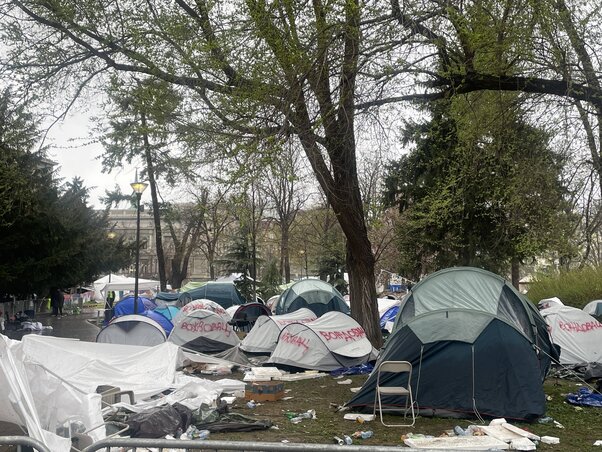 A Belgrád szívében található Pionir parkban, ahol március 6-a óta táboroztak az egyetemek blokádját ellenző „hallgatók”, már nincsenek se egyetemisták, se őket támogató polgár. A parkot továbbra is tavattazsírral bekent fémkerítések és traktorok veszik körül, amelyeket a szombati tüntetés során rongáltak meg. Tegnap csak néhány rendőr járőrözött a parkban (Fotó: Beta) A Belgrád szívében található Pionir parkban, ahol március 6-a óta táboroztak az egyetemek blokádját ellenző „hallgatók”, már nincsenek se egyetemisták, se őket támogató polgár. A parkot továbbra is tavattazsírral bekent fémkerítések és traktorok veszik körül, amelyeket a szombati tüntetés során rongáltak meg. Tegnap csak néhány rendőr járőrözött a parkban (Fotó: Beta)