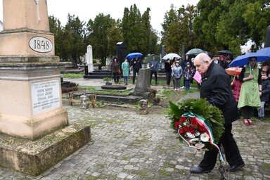 A Vajdasági Magyar Szövetség koszorúját Valka Károly, a párt körzeti elnöke helyezte el (Fotó: Paraczky László)