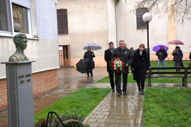 A VMSZ szenttamási szervezetének képviselői is elhelyezték az emlékezés virágait (Fotó: Paraczky László)