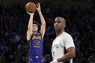 Austin Reaves (balról) remek estét fogott ki a Spurs ellen (Fotó: Beta/AP)