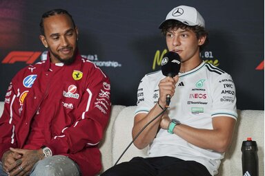 Előttem az utódom: Hamilton és Antonelli az Ausztrál Nagydíj előtti sajtótájékoztatón (Fotó: Beta/AP)