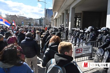 A legutóbbi, február 24-ei ülést is polgári elégedetlenség mellett tartották meg, tegnap is tüntetők gyűltek össze a testület épülete előtt (Fotó: Ótos András felvétele)