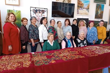 A Nemzeti Színház díszfüggönyét hímző vajdasági csapat a megrendelőkkel és Kustán Melinda tervezővel (Kazinczy Paszterkó Diana)