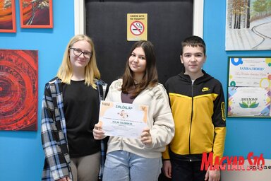 A kúlai Petőfi Brigád Általános Iskolát a versenyen Leona, Dianna és Dávid képviselte (Fotó: Paraczky László)
