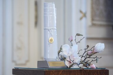 A sajtótájékoztatón bemutatott Érték és Minőség Nagydíj (Fotó: MTI)