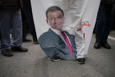Recep Tayyip Erdogan török elnök legfőbb riválisát, a többi között korrupcióval és terrorszervezet támogatásával gyanúsítják (Fotó: Beta/AP)