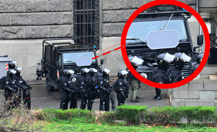 Az LRAD 450XL típusú hangágyú a belgrádi rohamrendőrség dzsipjén (Fotó: Nova.rs)
