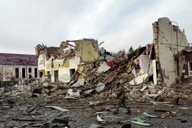 Orosz katona a kurszki Szudzsa környékén, azt követően, hogy visszaszerezték felette az irányítást az ukrán erőktől (RDMPS via AP/Beta)