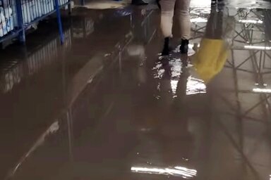 Nagy mennyiségű víz gyűlt össze vasárnap a csantavéri piacon / Facebook pillanatkép