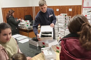 Cipőosztás: az önkéntesek és a felhasználók is kaptak lábbelit  (Vöröskereszt)