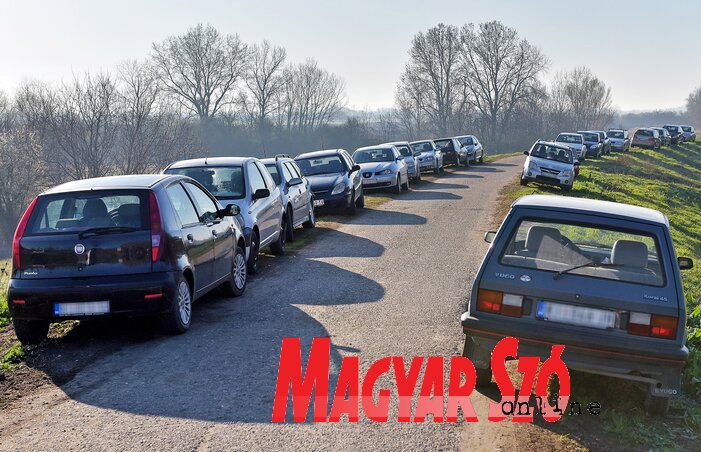A Csóka és Zenta között ingázók a bánáti oldalon a töltésen parkoltak le (Fotó: Gergely Árpád) A Csóka és Zenta között ingázók a bánáti oldalon a töltésen parkoltak le (Fotó: Gergely Árpád)