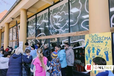 A fogyatékkal élő fiatalokkal foglalkozó szervezet pultjához többek között egy kisdiákokból álló osztály is kilátogatott (Fotó: Horváth Zsolt felvétele)