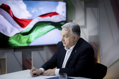 Orbán Viktor brüsszeli rádióinterjúja során (Fotó: MTI)