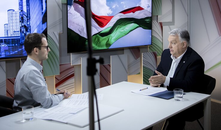 Orbán Viktor interjút ad a Kossuth rádiónak Brüsszelben (Fotó: MTI/Miniszterelnöki Sajtóiroda) Orbán Viktor interjút ad a Kossuth rádiónak Brüsszelben (Fotó: MTI/Miniszterelnöki Sajtóiroda)