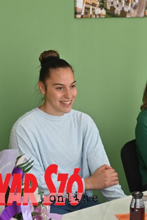 Definitivno je lepo imati ljude koji me prate i podržavaju u mom malom selu, rekla je Adrijana Vilagoš na ovom sastanku (fotografija Andraša Otoša) Definitivno je lepo imati ljude koji me prate i podržavaju u mom malom selu, rekla je Adrijana Vilagoš na ovom sastanku (fotografija Andraša Otoša)
