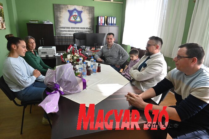 Prijateljski razgovor u zgradi opštine Mali Iđoš (fotografija Andraša Otoša) Prijateljski razgovor u zgradi opštine Mali Iđoš (fotografija Andraša Otoša)