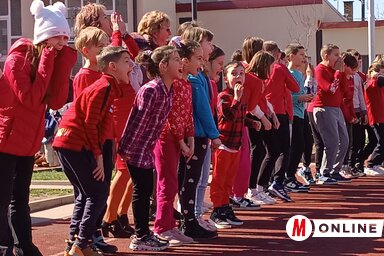 A tavaszi napsütésben a gyerekek közös énekléssel hangolódtak a boldogság terjesztésére