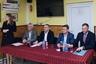A temerini lakossági fórumon Nagy Miklós, Tóbiás József, Molnár Viktor és Tóth Zoltán számolt be a gazdáknak a pályázati lehetőségekről