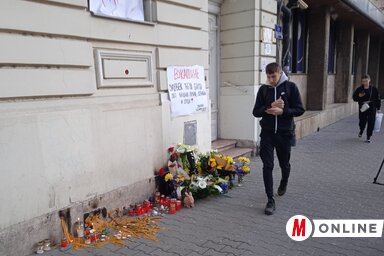 A belvárosi Néphősök utcában, a Svetozar Miletić Közgazdasági Középiskola bejáratában sokan gyertyát gyújtottak (Fotó: Szeli Balázs felvétele)