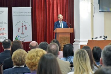 Konferenciju je otvorio Mihalj Njilaš, predsednik Udruženja pravnika vojvođanskih Mađara (fotografija Arpada Gergelja)