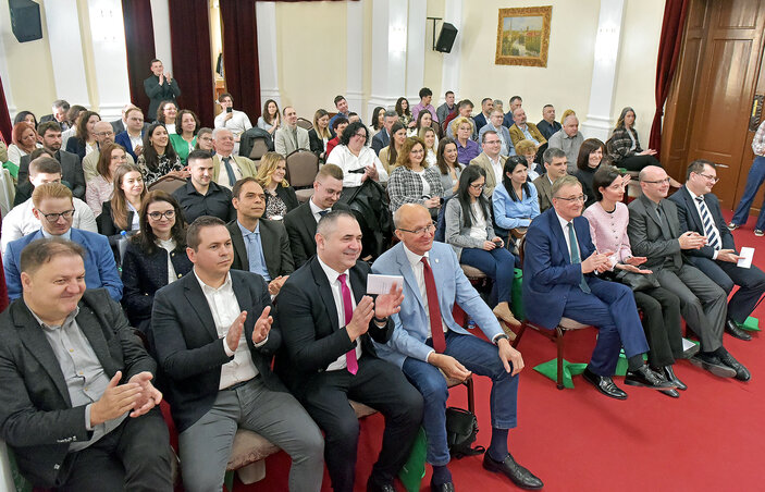 Na konferenciji za pravnike učestvovalo je blizu osamdesetak stručnjaka (fotografija Arpada Gergelja) Na konferenciji za pravnike učestvovalo je blizu osamdesetak stručnjaka (fotografija Arpada Gergelja)