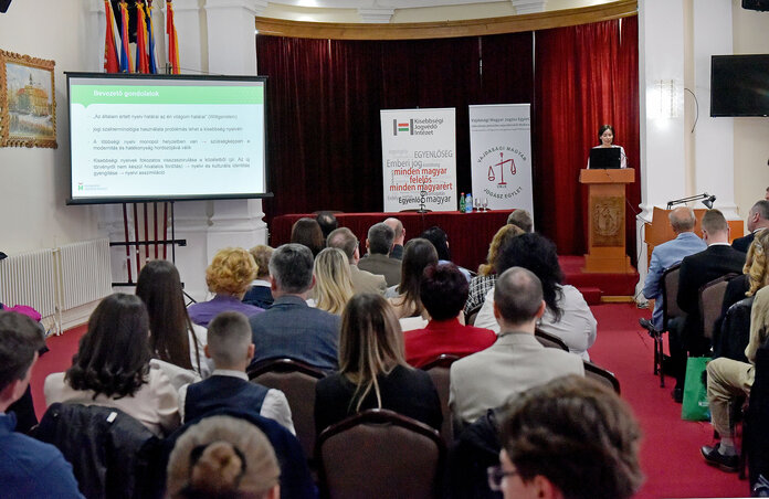Na konferenciji su renomirani stručnjaci preneli svoja znanja i iskustva o pravima upotrebe manjinskih jezika u Karpatskom basenu (fotografija Arpada Gergelja) Na konferenciji su renomirani stručnjaci preneli svoja znanja i iskustva o pravima upotrebe manjinskih jezika u Karpatskom basenu (fotografija Arpada Gergelja)