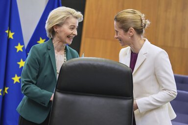 Ursula von der Leyen és Kaja Kallas oldottan cseverészik a tanácskozás szünetében (Fotó:  AP via Beta)
