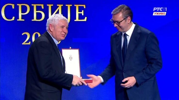 Msgr. Fazekas Ferenc átveszi Szerbia elnökétől a Gyertyaszentelő-érdemrendet (Fotó: Szerbiai Rádió és Televízió/screenshot)