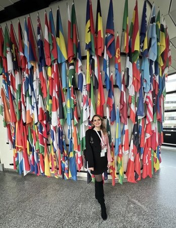 Az európai országok zászlói előtt az EU parlamentjében (Fotó: Petri Laura archívuma) Az európai országok zászlói előtt az EU parlamentjében (Fotó: Petri Laura archívuma)