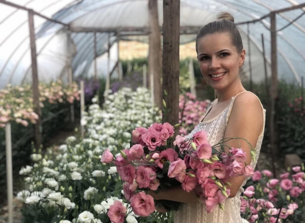 Édesanyja vállalkozásában, a virágtermesztésben is besegít (Fotó: Petri Laura archívuma) Édesanyja vállalkozásában, a virágtermesztésben is besegít (Fotó: Petri Laura archívuma)