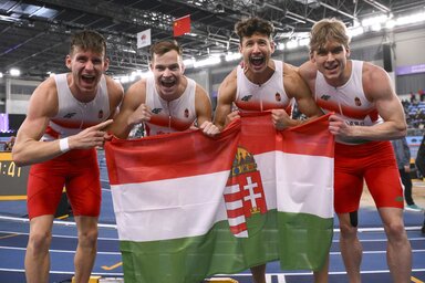 Enyingi Patrik, Wahl Zoltán, Kovács Árpád és Molnár Attila boldogan ünneplik a bronzérmet és az országos csúcsot a férfi 4x400 méteres váltó döntője után (Fotó: MTI)