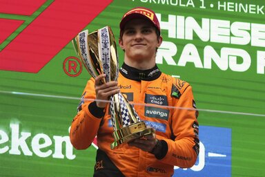 Oscar Piastri a sanghaji trófeával (Fotó: Beta/AP)