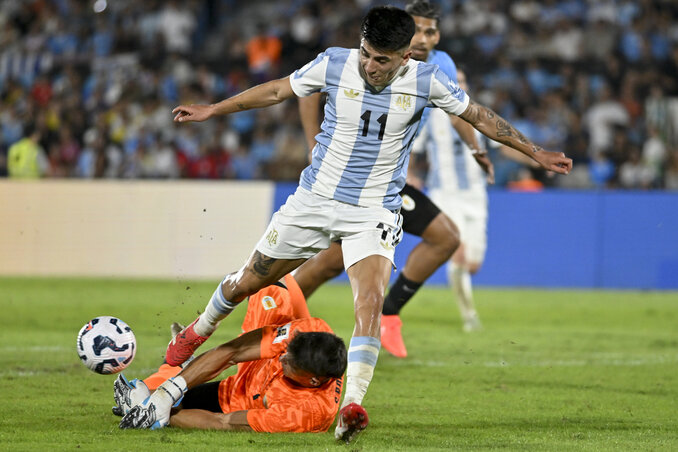 Thiago Almada és Sergio Rochet csatája a labdáért (Fotó: Beta/AP) Thiago Almada és Sergio Rochet csatája a labdáért (Fotó: Beta/AP)