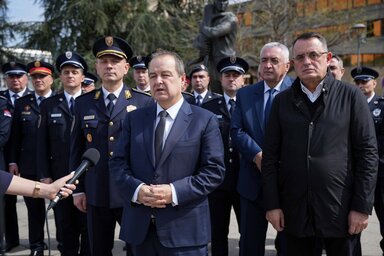 Ivica Dačić a belügyi szervek áldozatainak emlékművénél, a Szerbia Palota épülete előtt emlékezett ( Fotó: Beta)