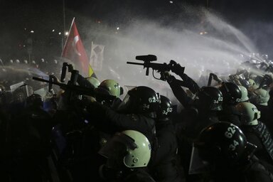 A rendőrség (Isztambulban is) paprika spray-vel, könnygázzal és vízágyúkkal oszlatta a tüntetőket (Fotó: AP via Beta)