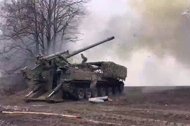 2S5 Giacint-SZ önjáró tarack tüzel az ukrán állásokra valahol a keleti fronton (Fotó: RDMPS via AP/Beta)