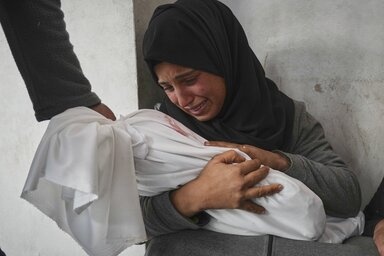 Amani Abu Aker a gázai baptista kórházban az izraeli légicsapásban megölt Szalma nevű 2 éves unokahúga holttestével ( Fotó: AP via Beta)