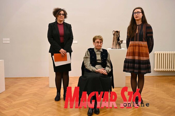Szalma Viktória, Nemes Fekete Edit és Kucor Tamara a kiállításmegnyitón (Molnár Edvárd felvétele) Szalma Viktória, Nemes Fekete Edit és Kucor Tamara a kiállításmegnyitón (Molnár Edvárd felvétele)