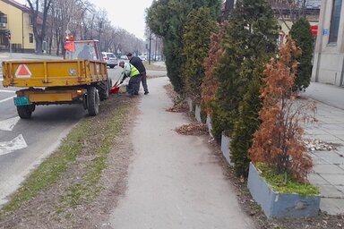 A Fő utcát takarították a közvállalat dolgozói (Facebook/Komgrad Kommunális Közvállalat)