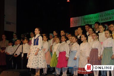 A himnusz eléneklésével kezdődött a művelődési műsor (Fotó: Vidács Hajnalka)