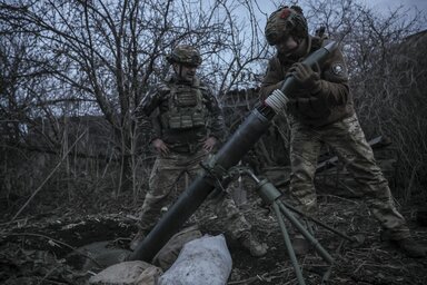 Keleten a helyzet változatlan: a 24. ukrán motoros brigád tüzérei 120 milliméteres aknavetőből tüzelnek Csasiv Jar közelében (Fotó: AP via Beta)