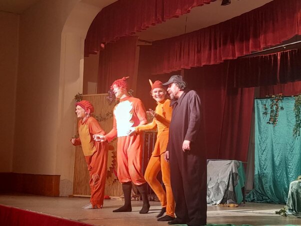 Az előadás szereplői: Bednai Natália, Lenhardt Marcsi, Szőke Zoltán és Kósa Dénes (Fotó: Petőfi Sándor Magyar Kultúrkör) Az előadás szereplői: Bednai Natália, Lenhardt Marcsi, Szőke Zoltán és Kósa Dénes (Fotó: Petőfi Sándor Magyar Kultúrkör)