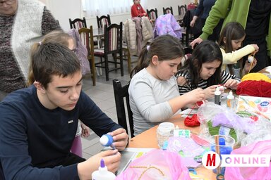 A sztiroportojást pamuttal vonják be, húsvéti dísz készül (Fotó: Paraczky László)