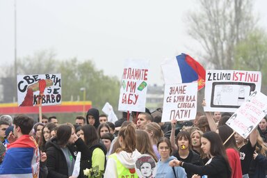 Tüntető fiatalok/Beta