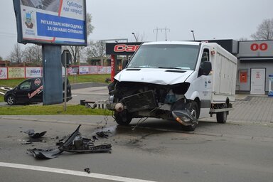A főútra kanyarodó furgon eleje teljesen összetört (Fotó: A. Š.)