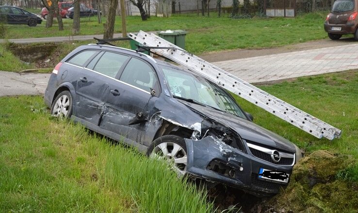 A verbászi rendszámtáblás Opel személygépkocsi a túloldalon lévő árokba sodródott (Fotó: A. Š.) A verbászi rendszámtáblás Opel személygépkocsi a túloldalon lévő árokba sodródott (Fotó: A. Š.)